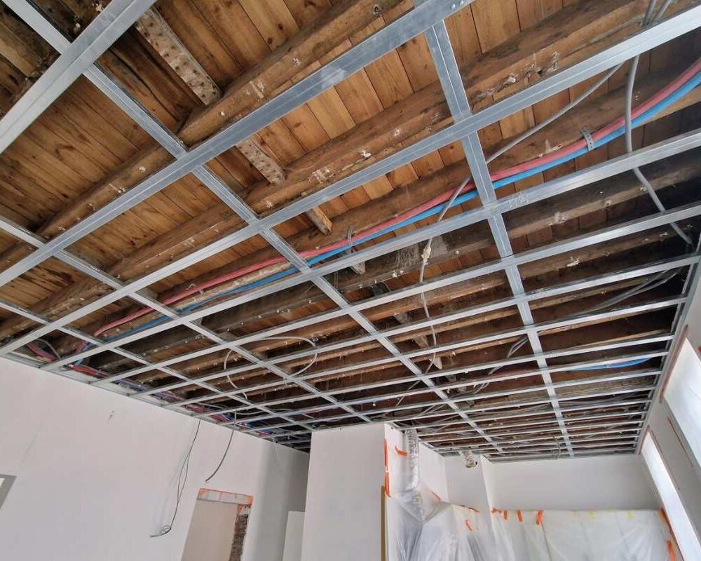 Structure métallique sur plafond en bois pour permettre l'isolation du plafond