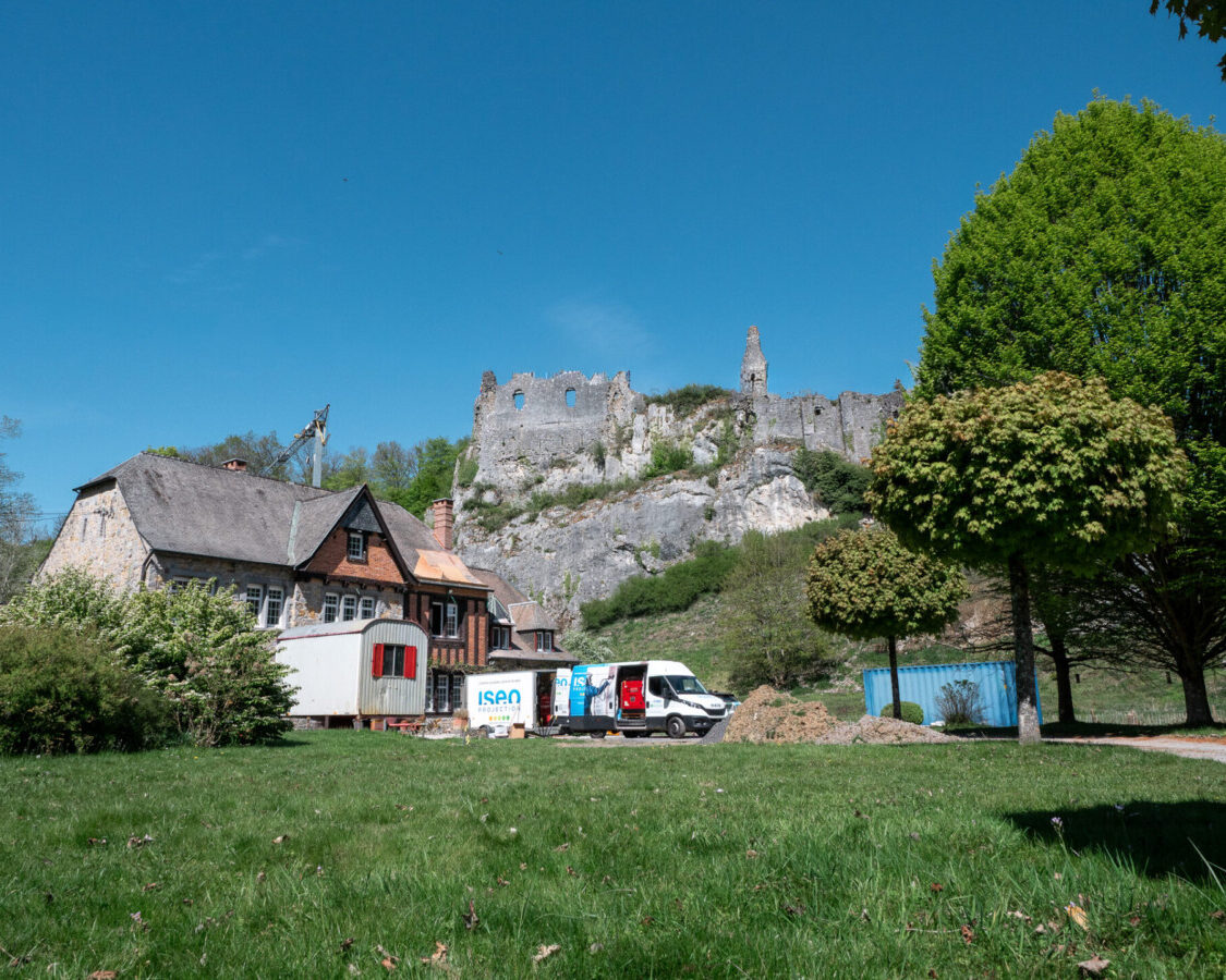 Chantier d’isolation d’une demeure de caractère à Falaën avec les ruines du château de Montaigle en arrière-plan.