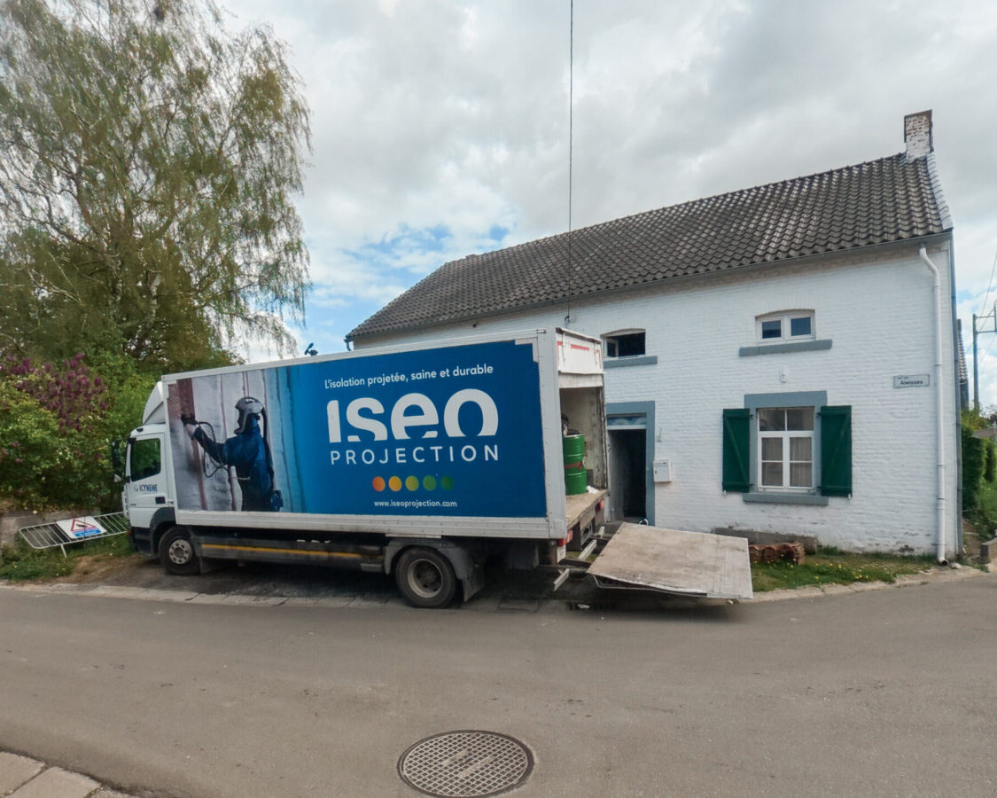 Façade d’une fermette traditionnelle en Hesbaye préservée lors de travaux de rénovation énergétique et d’isolation intérieure par mousse projetée avec ISEO Projection dont la camionette est garée devant la maison.