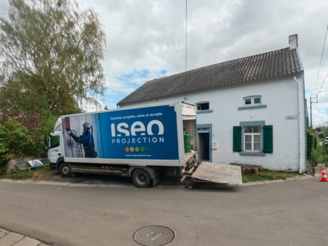 Façade d’une fermette traditionnelle en Hesbaye préservée lors de travaux de rénovation énergétique et d’isolation intérieure par mousse projetée.