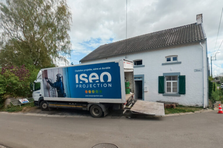 Façade d’une fermette traditionnelle en Hesbaye préservée lors de travaux de rénovation énergétique et d’isolation intérieure par mousse projetée avec ISEO Projection dont la camionette est garée devant la maison.