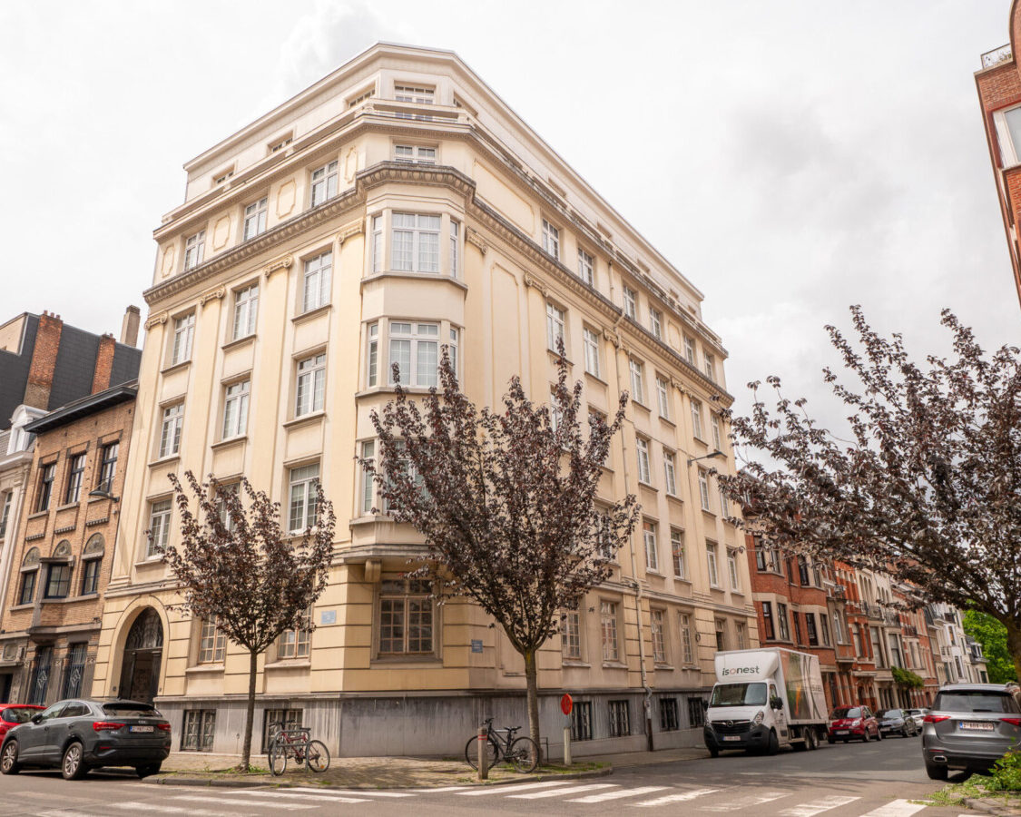 Immeuble résidentiel à Etterbeek où un appartement en rénovation a bénéficié d’une isolation intérieure des murs par insufflation de ouate de cellulose.