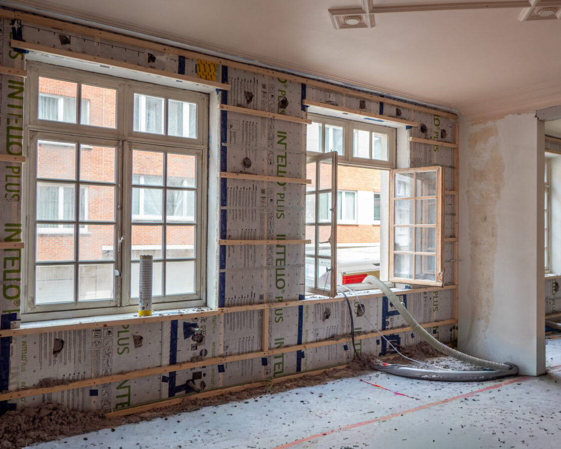 Mur intérieur équipé de caissons et d’un frein vapeur avant insufflation de ouate de cellulose pour une isolation thermique et acoustique performante.