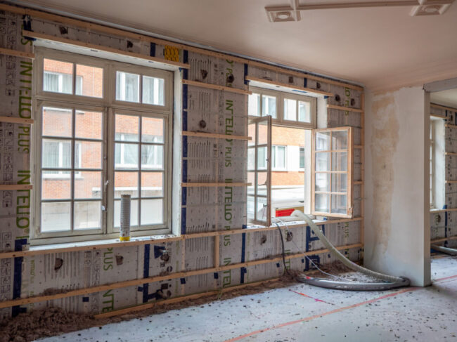 Mur intérieur équipé de caissons et d’un frein vapeur avant insufflation de ouate de cellulose pour une isolation thermique et acoustique performante.