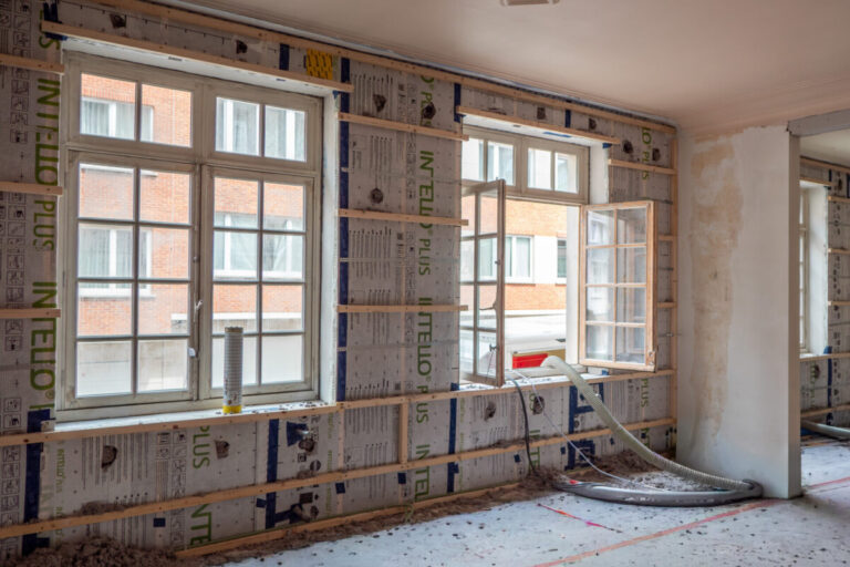 Mur intérieur équipé de caissons et d’un frein vapeur avant insufflation de ouate de cellulose pour une isolation thermique et acoustique performante.