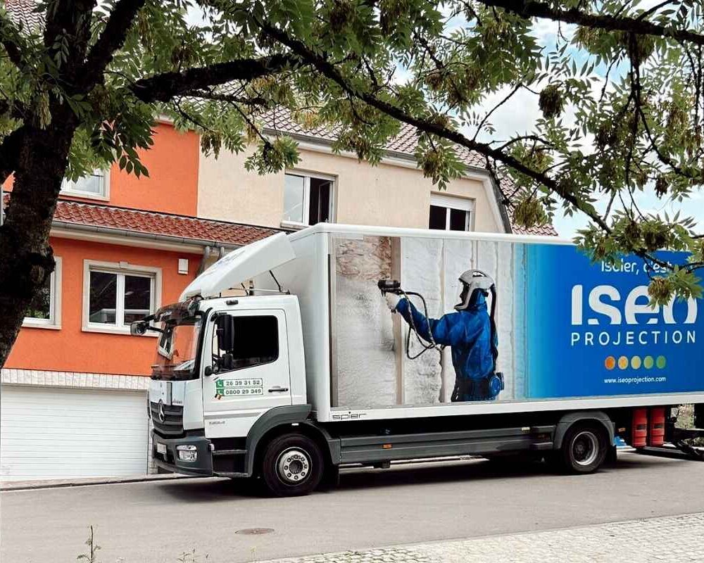 Camion d'ISEO Projection garé devant un chantier d'isolation des sols d'une grande maison à Ringel