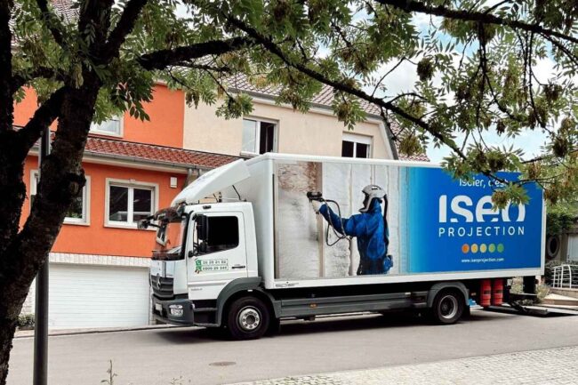Camion d'ISEO Projection garé devant un chantier d'isolation des sols d'une grande maison à Ringel