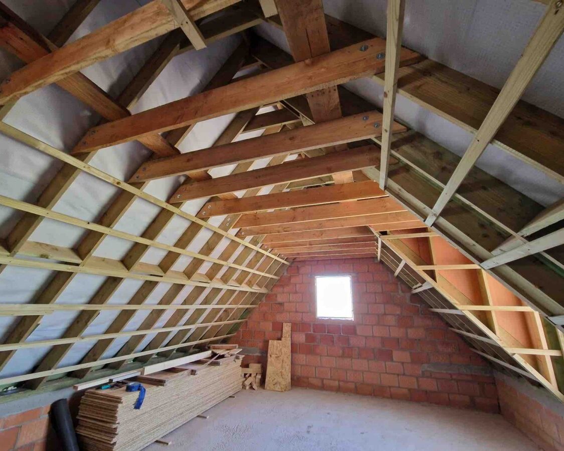 Toiture d'une maison à Wingene avec charpente en bois sur un chantier d'isolation en mousse polyuréthane
