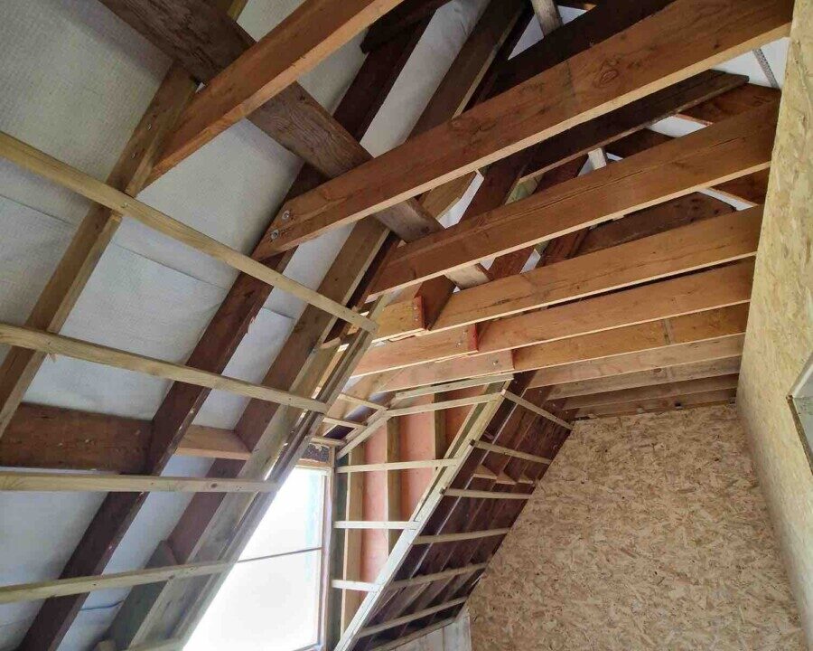 Toiture d'une maison à Wingene avec charpente en bois recouverte d'isolant en mousse polyuréthane