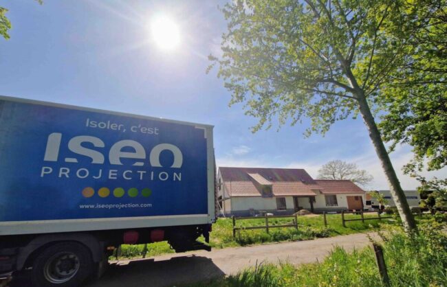 Camion d'ISEO Projection garé devant un chantier d'isolation de toiture par mousse projetée à Wingene