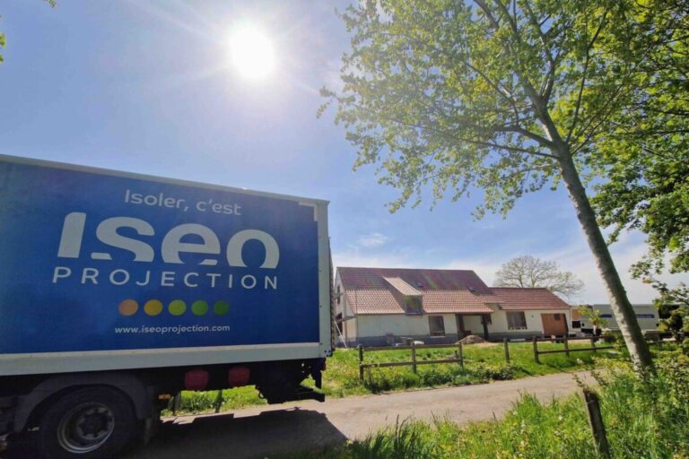 Camion d'ISEO Projection garé devant un chantier d'isolation de toiture par mousse projetée à Wingene
