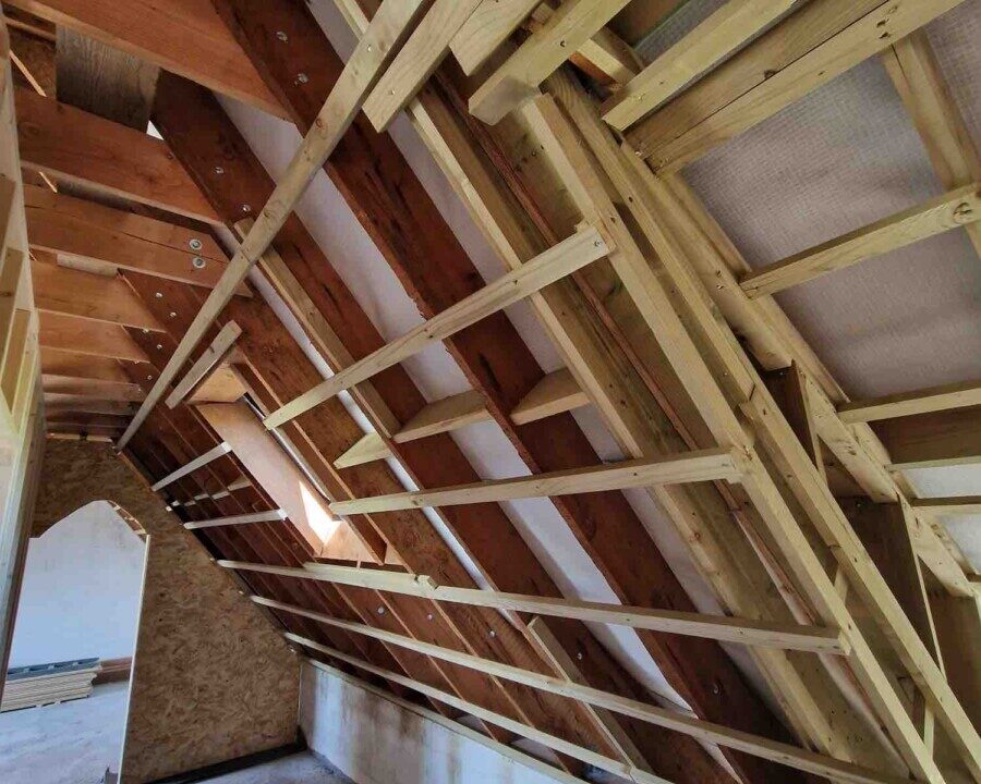 Toiture d'une maison à Wingene avec charpente en bois recouverte d'isolant en mousse polyuréthane