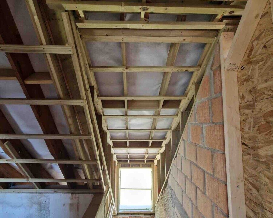 Toiture d'une maison à Wingene avec charpente en bois recouverte d'isolant en mousse polyuréthane
