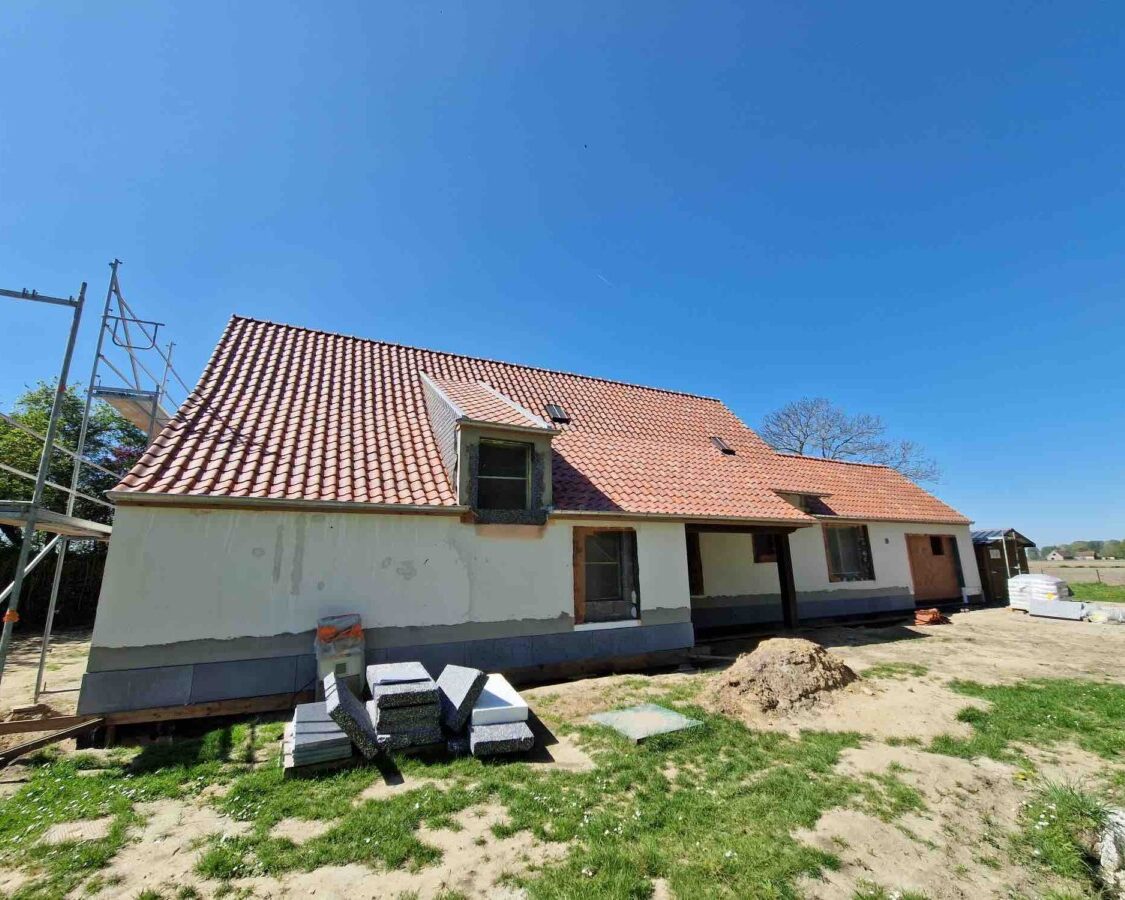 Chantier d'isolation d'une maison type fermette à Wingene