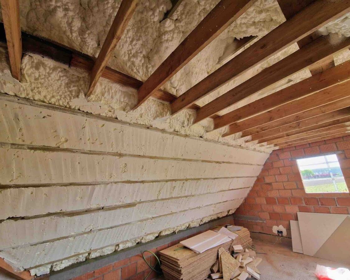 Murs et toiture d'une maison à Wingene avec charpente en bois recouverte d'isolant en mousse polyuréthane