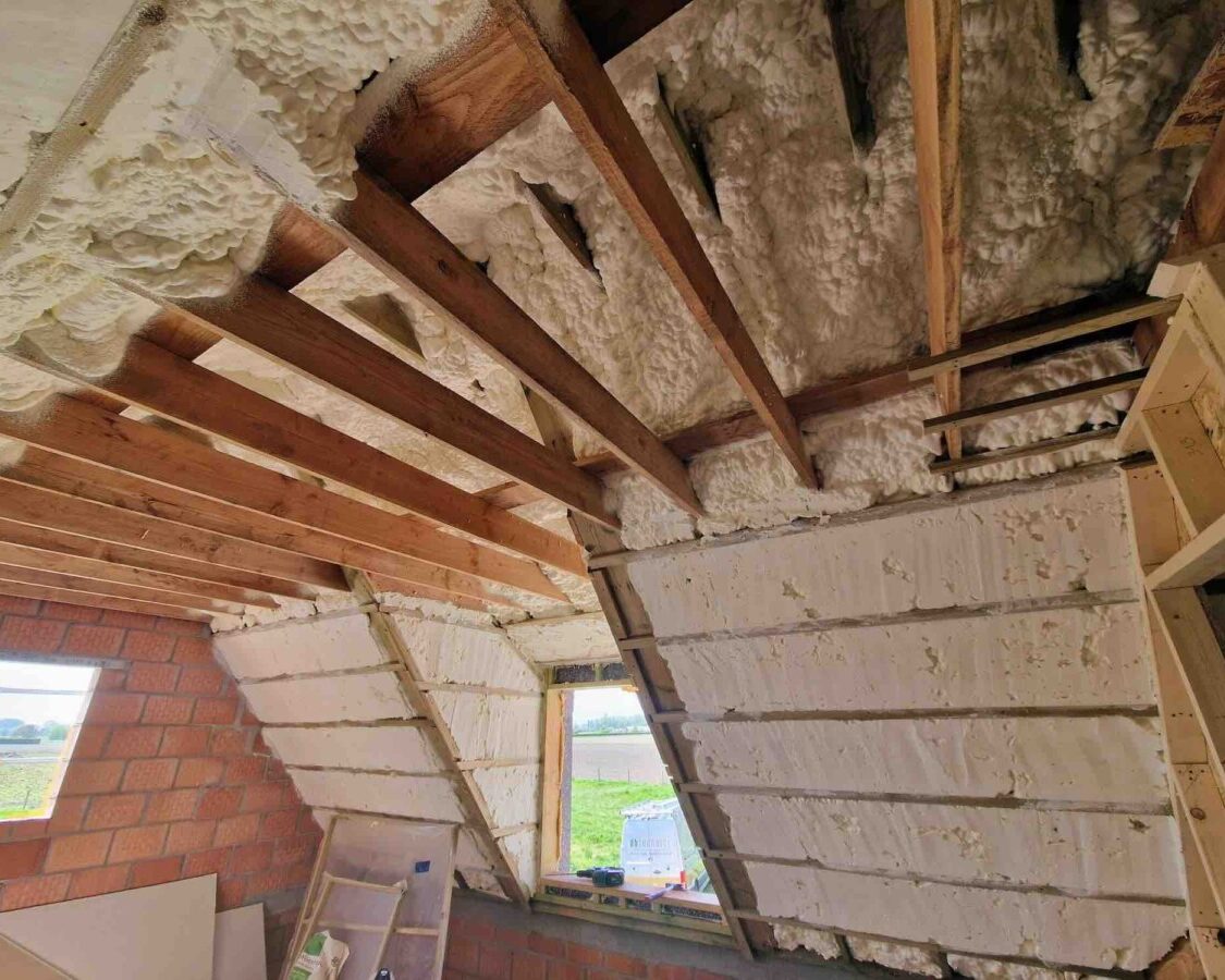 Toiture d'une maison à Wingene avec charpente en bois recouverte d'isolant en mousse polyuréthane