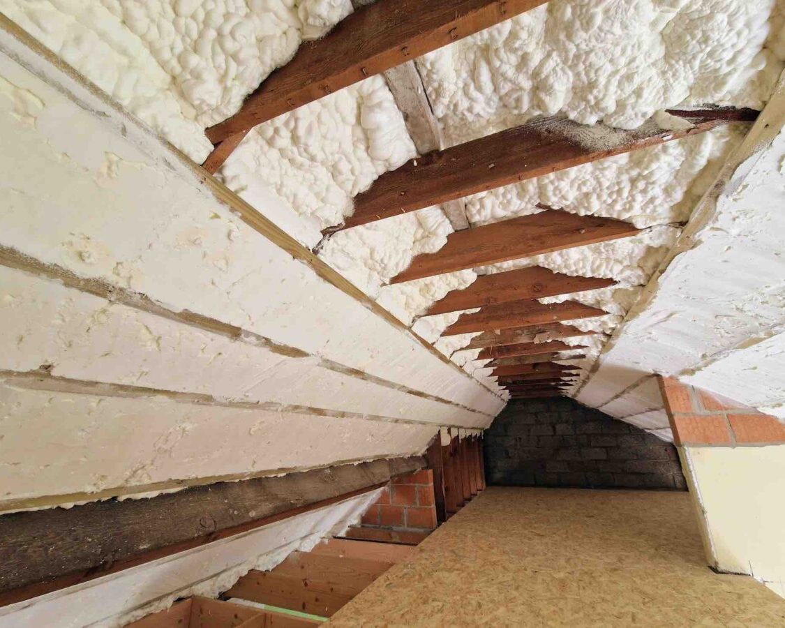 Grenier d'une maison à Wingene avec charpente en bois recouverte d'isolant en mousse polyuréthane