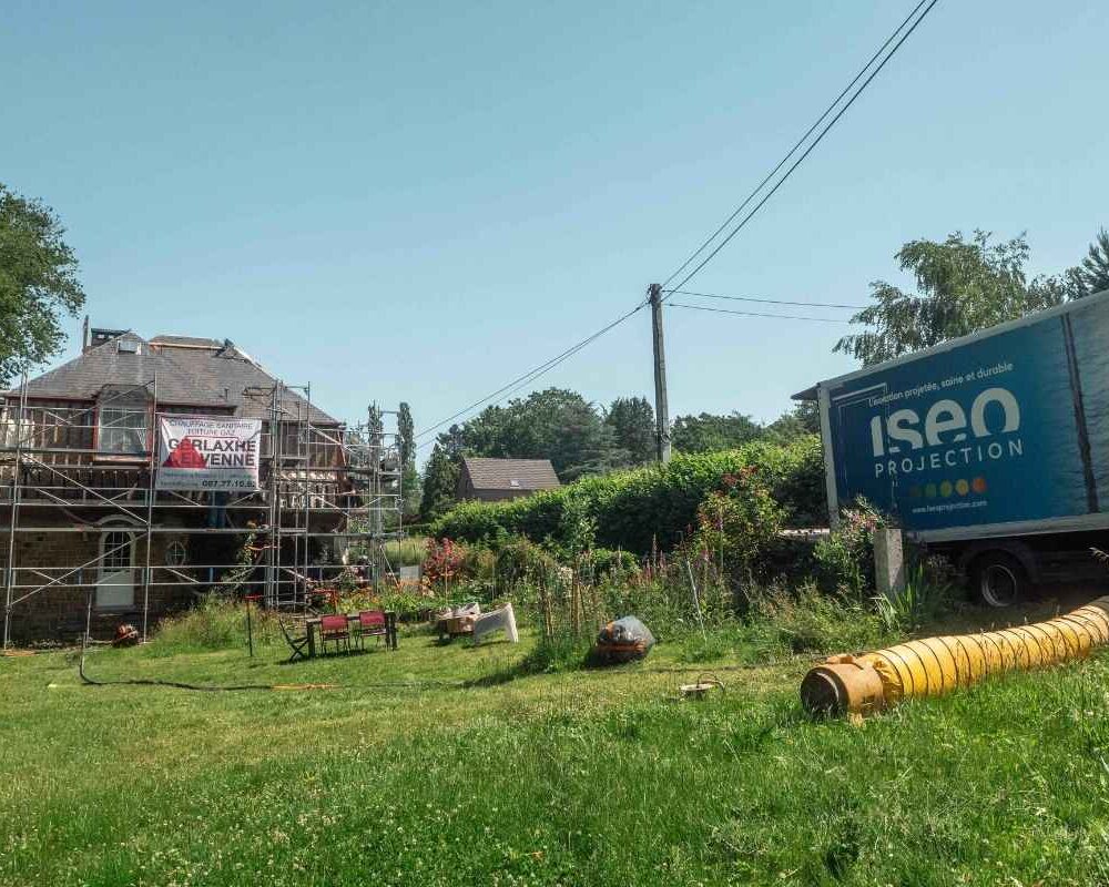 Chantier d'isolation d'une toiture "à la Mansart" à Spa