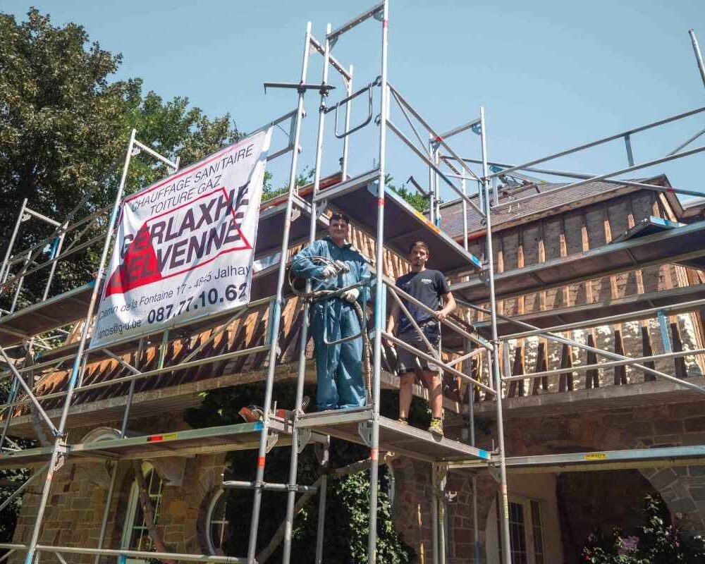 Deux ouvriers d'ISEO Projection sur le chantier d'isolation d'une toiture "à la Mansart" à Spa
