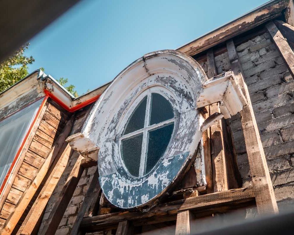 Lucarne ancienne sur un chantier d'isolation d'une toiture "à la Mansart" à Spa