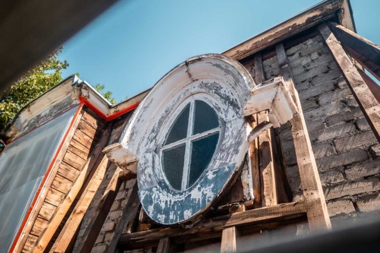 Lucarne ancienne sur un chantier d'isolation d'une toiture "à la Mansart" à Spa