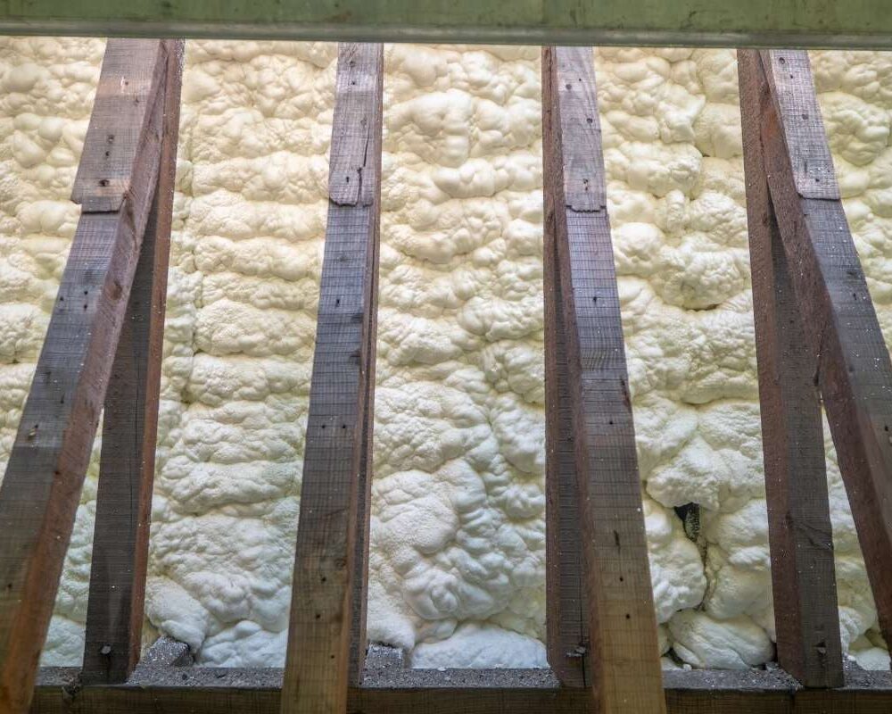 Chantier d'isolation en mousse polyuréthane d'une toiture "à la Mansart" à Spa