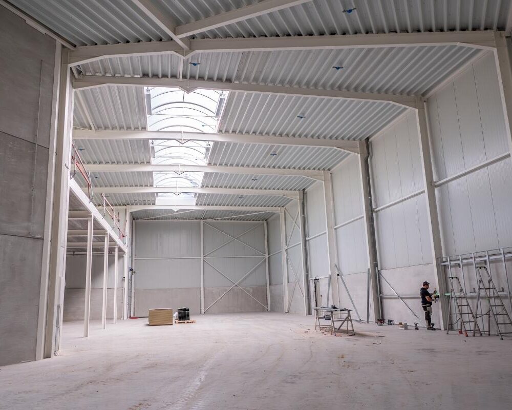Chantier de parachèvement d'un site industriel pharmaceutique à Mont-saint-Guibert