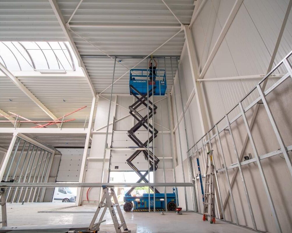 Chantier de parachèvement d'un site industriel pharmaceutique à Mont-saint-Guibert